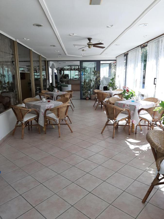 Hotel Alfredo'S Rimini Bagian luar foto