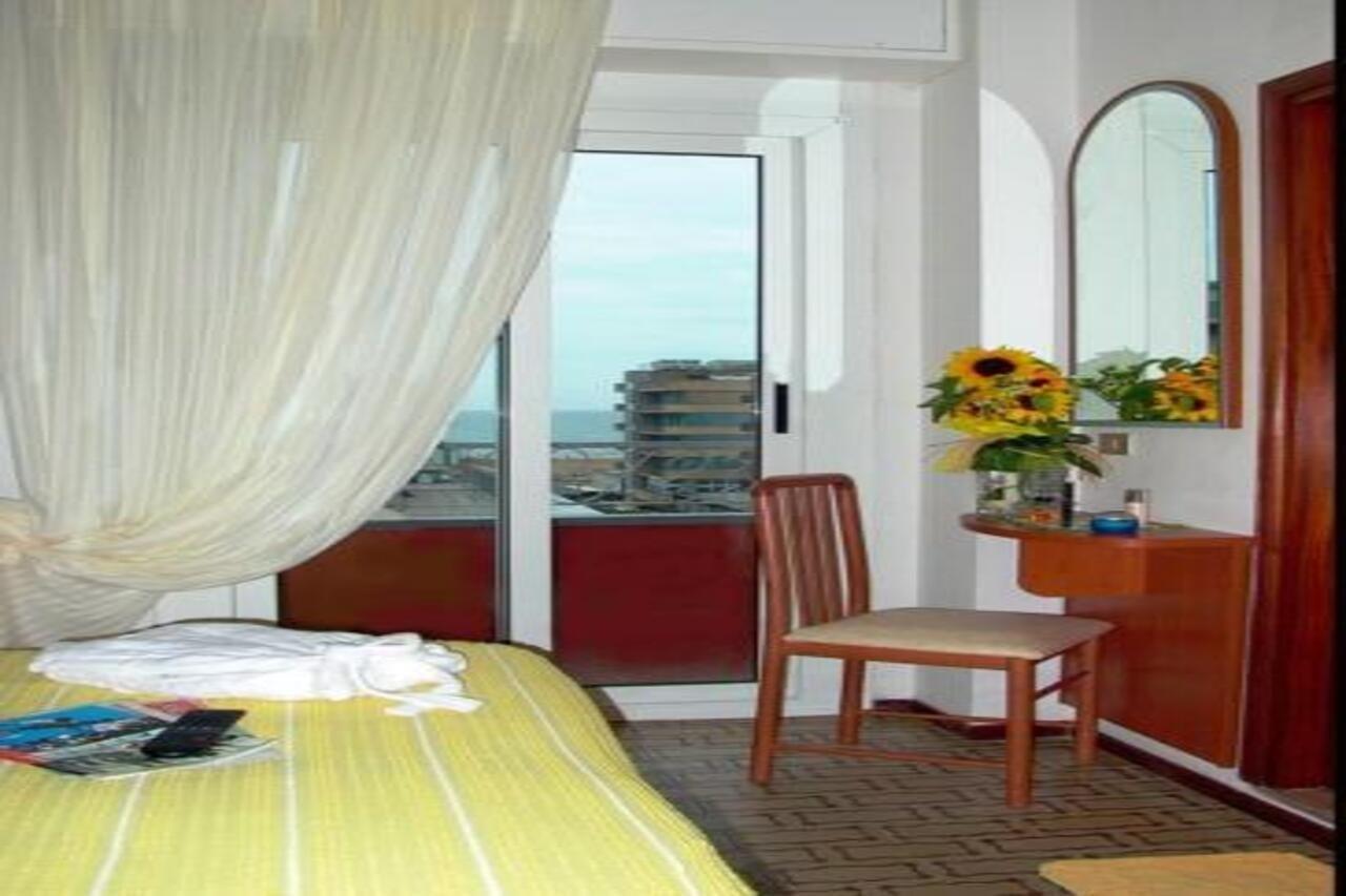 Hotel Alfredo'S Rimini Bagian luar foto